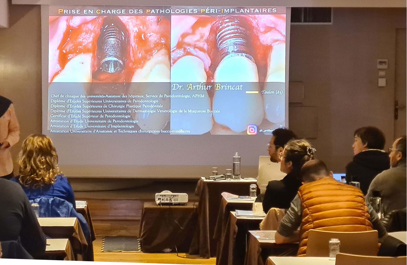 Salle de formation avec pr&eacute;sentation comment&eacute;e